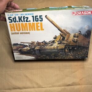 Dragon 1/35 Sd.Kfz. 165 Hummel [Initial Version] Model Kit 6150 Un-made